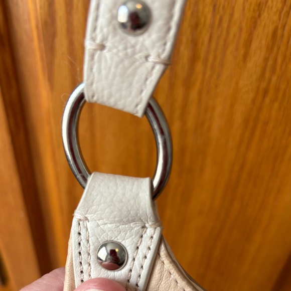 #85-Coach Beige and Cream Shoulder Bag - Picture 7 of 11